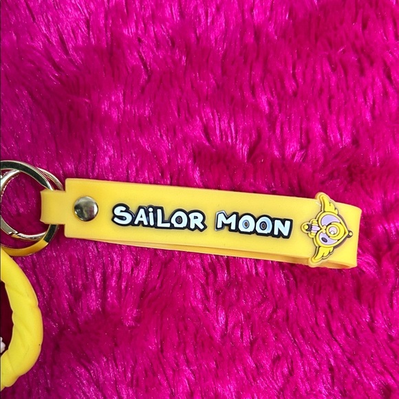 Sailor moon Yellow Keychain - Picture 3 of 4